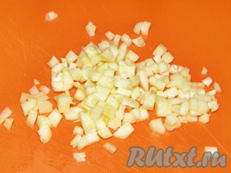 Очищенные зубчики чеснока нарезаем маленькими кубиками. Чеснок лучше не измельчать через пресс, так как при обжаривании он может подгореть, что испортит вкус супа.