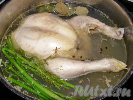 По прошествии времени добавляем в бульон лавровые листья, несколько горошин чёрного перца, по желанию, стебли укропа и варим ещё минут 10-15 на слабом огне. Проверяем курочку на готовность (для проверки готовности проткните кусочек мяса около кости ножом, если выделяется бесцветная жидкость, значит курица сварилась). Готовую курицу достаём из бульона, сам бульон процеживаем через мелкое сито (или марлю, сложенную вдвое). Варёное куриное мясо я в суп не добавляю и использую его для приготовления салата или других блюд.