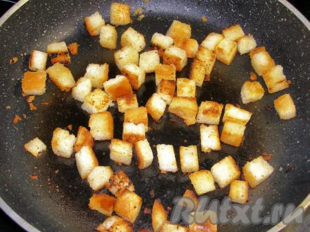 Обжариваем кубики хлеба на подсолнечном масле 3-5 минут (до золотистого цвета) на среднем огне, помешивая.