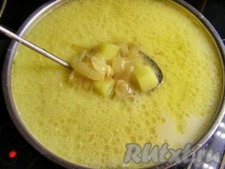 Выкладываем в кастрюлю обжаренный лук, при необходимости, доливаем горячую кипячёную воду, по вкусу добавляем соль. На сильном огне доводим суп до кипения и убираем с огня.