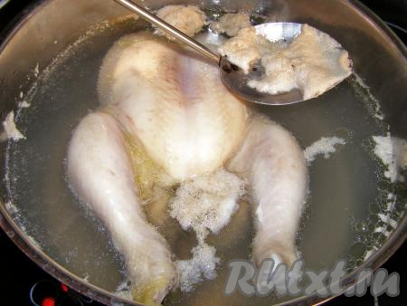 Когда вода будет закипать, на ней будет образовываться пена, которую нужно аккуратно снимать шумовкой. Доводим до кипения, затем огонь уменьшаем и продолжаем варить курицу, примерно, 30-40 минут.