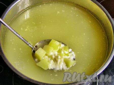 Когда картошка станет мягкой, кладём в кастрюлю натёртый плавленный сыр и варим, помешивая, до полного растворения сыра.