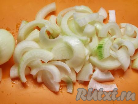 Лук очищаем от шелухи и режем полукольцами шириной 5-7 мм.