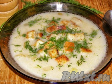 Нежный, ароматный, вкусный и насыщенный луковый суп с плавленным сыром готов. При подаче блюда к столу в каждую тарелку кладём обжаренные гренки, по вкусу можно добавить свежую зелень. Этот простой суп, наверняка, понравится всей семье!