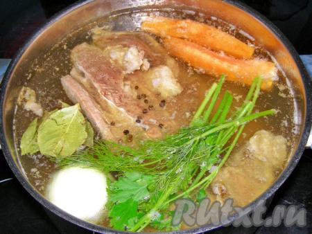 За 30 минут до окончания варки добавляем в бульон соль, очищенную морковь, луковицу (шелуху полностью снимать необязательно, можно убрать только верхнюю шелуху), лавровые листья, чёрный перец горошком, а также веточки петрушки и укропа.