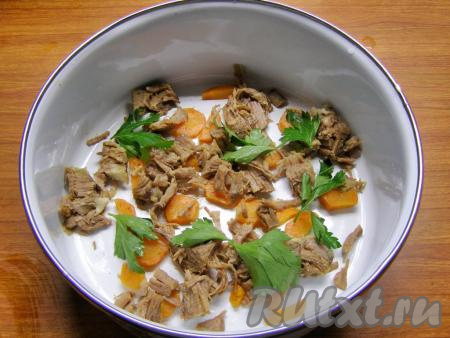 На мясо кладём листики петрушки. По желанию, можно добавить веточки укропа или любую другую зелень по вкусу.