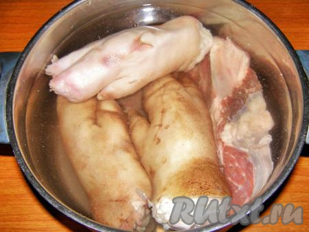 Сначала подготовим свиные ножки, если на них осталась щетина, подпалите её зажигалкой. Тщательно моем ножки щёткой, чтобы удалить всю грязь. Можно даже замочить их на пару часов в холодной воде. Говядину просто ополаскиваем холодной водой. Кладём мясо и ножки в глубокую кастрюлю, заливаем холодной водой и ставим на сильный огонь. В процессе закипания будет появляться пена, которую лучше убирать с помощью шумовки. Когда вода закипит, уменьшаем огонь и варим свиные ножки с говядиной в течение 10-15 минут.