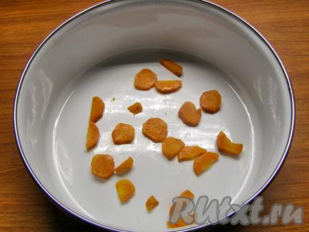 Первым слоем раскладываем по формам нарезанную морковь.