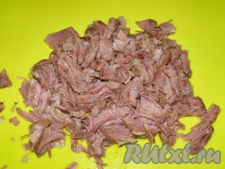 Мясо говядины отделяем от костей и нарезаем на небольшие кусочки. По желанию, можно добавить мясо свиных ног.