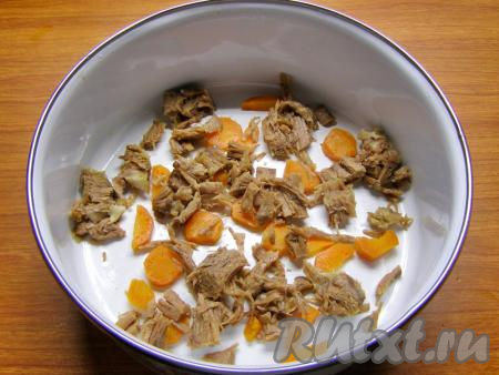 Затем выкладываем в формочки мясо.