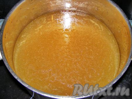 Через 30 минут снимаем кастрюлю с огня, вынимаем говядину, ножки и морковь. Оставляем их немного остыть. Лук, веточки зелени, лавровые листья и перец выбрасываем. Процеживаем бульон через мелкое сито (или марлю, сложенную вдвое).