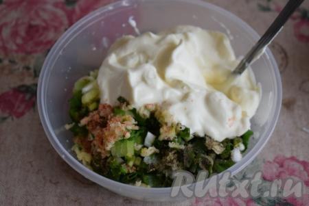 Сюда же добавляем сметану и аккуратно перемешиваем соус.