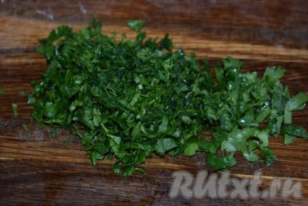 Нарежем мелко зелень.