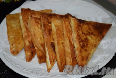 Готовые румяные, хрустящие чебуреки достаём со сковороды и выкладываем на тарелку, застеленную бумажными полотенцами.Таким образом жарим все чебуреки.