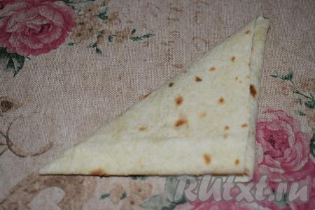 Далее оставшуюся справа нетронутую часть лаваша заправляем внутрь треугольника, и получаем ровный треугольник (см. фото).