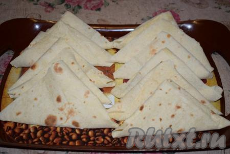 Таким образом сворачиваем все наши чебуреки из лаваша. Делается это очень быстро и совсем несложно, за 7-8&nbsp;минут у вас будет готова вот такая приличная стопочка чебуреков.