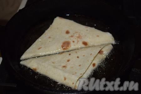 Далее разогреваем сковороду и выливаем в неё растительное масло. Ждём, когда масло раскалится, делаем огонь средним и приступаем к жарке наших чебуреков из лаваша с начинкой из мясного фарша. Жарим сначала с одной стороны, примерно, 4 минуты (до подрумянивания).