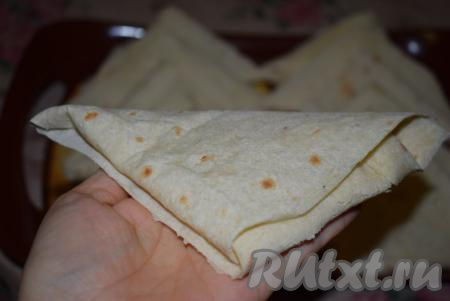 Края у такого треугольника закрыты со всех сторон, это предотвратит вытекание мясного сока и образования брызг во время жарки.