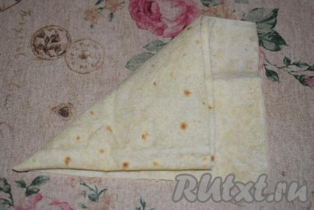 Далее берём получившийся квадрат за правый верхний угол и сворачиваем по диагонали (сворачиваем треугольником).