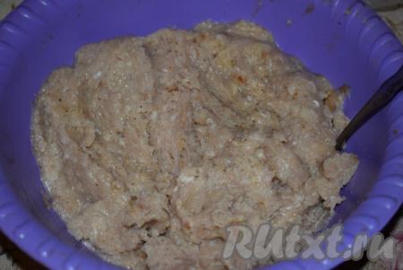 Для начала приготовим фарш, для этого прокрутим на мясорубке мясо и очищенный лук. Посолим и поперчим получившийся фарш, добавим специи и перемешаем. Дадим фаршу настояться, примерно, 15 минут. Я готовила чебуреки из заранее приготовленного фарша, что очень удобно.