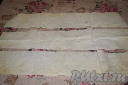 Лаваш разрезаем вдоль на 3, примерно, равные полосы. Аналогично на полосы разрезаем и второй лаваш.