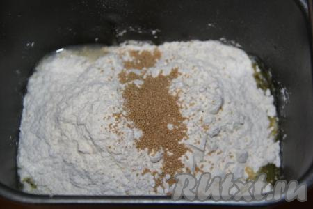 Добавить просеянную муку и сухие дрожжи. Можете закладывать продукты так, как у вас указано в инструкции к вашей хлебопечке.