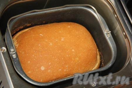 Выставить режим "Белый хлеб", у меня продолжительность этого режима в хлебопечке составляет 3 часа 20 минут. Контролируйте формирование колобка из теста, если тесто получается жидковатым и сильно липнет к стенкам в процессе замеса, тогда добавьте немного муки. По сигналу достать ведёрко с готовым тостовым хлебом и оставить минут на 10, чтобы хлебушек немного остыл.