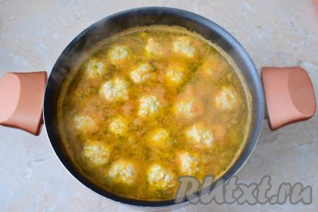 Вкусный, сытный и ароматный суп с фрикадельками и помидорами готов.