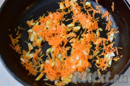 Подготовленные лук и морковь обжарьте на растительном масле на среднем огне, помешивая, в течение 4-5&nbsp;минут.