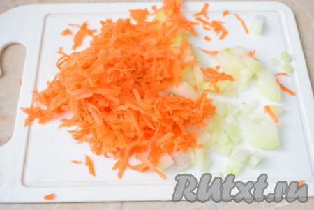За это время вторую луковицу очистите и мелко нарежьте. Очищенную морковку натрите на средней тёрке.