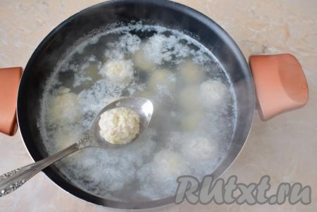 В кастрюлю налейте 2-2,5 литра воды, поставьте на сильный огонь и доведите до кипения. В кипящую воду опустите фрикадельки.