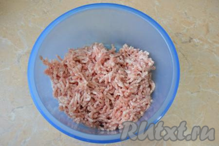 Мясо (я взяла свинину) нарежьте на кусочки, а затем пропустите через мясорубку, превратив его в фарш.