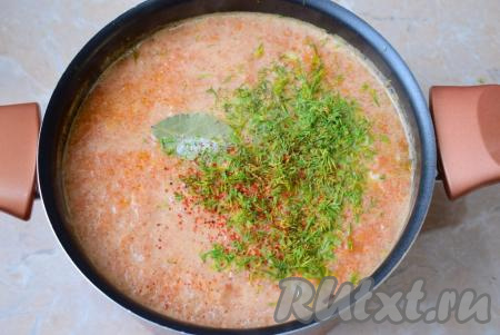 Для вкуса и аромата&nbsp;в суп с фрикадельками и помидорами добавьте лавровый лист, соль, любимые&nbsp;специи,&nbsp;измельчённый укроп, перемешайте, доведите до кипения, уменьшите огонь до среднего. Проварите 1-2 минуты и снимите с огня.