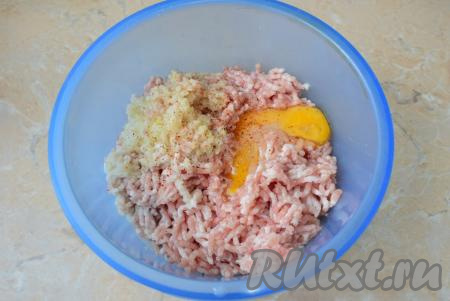 К получившемуся мясному фаршу добавьте 1 очищенную луковицу, пропущенную через мясорубку, и сырое яйцо, посолите, поперчите. Хорошо перемешайте и фарш для формирования фрикаделек готов. Из получившегося мясного фарша сформируйте небольшие фрикадельки. Можно сформированные фрикадельки выложить на доску в один слой, отправить в морозилку и заморозить впрок, а по мере необходимости, не размораживая, добавлять в кипящую воду. Я решила сформированные фрикадельки сразу использовать для варки супа.