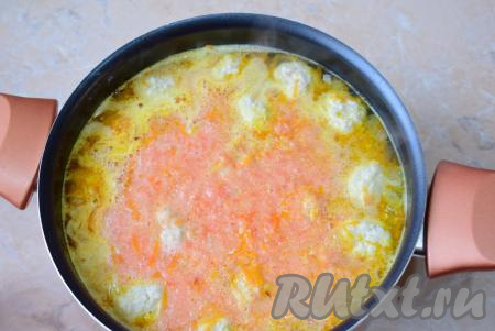 Добавьте пюре из помидоров в кастрюлю с супом.