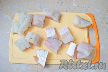 Филе судака нарежьте на небольшие кусочки. Если используете замороженную рыбу, то предварительно её следует разморозить.