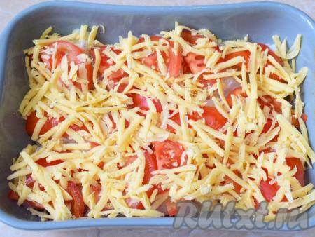 Сыр натрите на крупной тёрке и обильно посыпьте им блюдо. Поставьте форму с судаком в сливках в духовку, предварительно разогретую до 180 градусов, на 30-35 минут (ориентируйтесь на вашу духовку, готовое блюдо должно покрыться аппетитной корочкой).