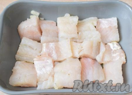 Выложите на лук нарезанные кусочки филе судака.