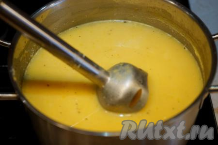 По прошествии 10 минут варки супа с тыквой и сливками снимаем его с огня, взбиваем погружным блендером до получения однородной кремовой текстуры. Я рекомендую отварную курятину из бульона либо подать отдельно, либо, разделив на волокна, добавить прямо в тарелки с пюрированным супом. Если добавить мясо во время взбивания блендером, то однородной консистенции добиться будет весьма и весьма сложно.