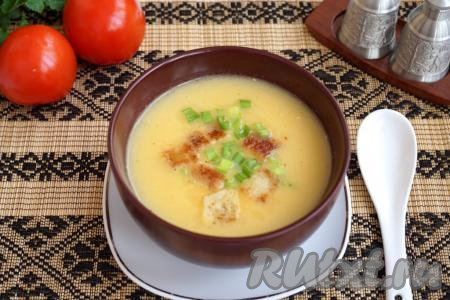 Суп-пюре с тыквой и сливками готов, разливаем его по тарелкам и можно звать домочадцев к столу. В каждую тарелочку выкладываем сухарики и мелко нарезанную зелень. Куриное мясо подаём отдельно или добавляем в каждую тарелку. Уверена, яркий и ароматный супчик придётся по вкусу даже самым привередливым!