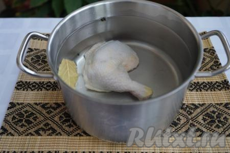 Начинаем готовить супчик с варки&nbsp;куриного бульона. Отправляем в кастрюлю куриный окорочок (или другие части курицы), заливаем 2 литрами воды, добавляем лавровый лист и перец горошком. Ставим кастрюлю на огонь, даём воде закипеть, а затем, убирая пенку, варим, примерно, 30 минут на небольшом огне.