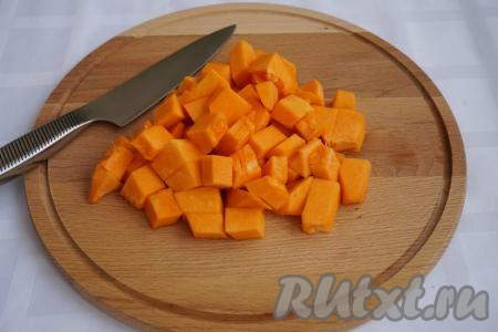 Очищаем 400 грамм свежей тыквы от семян и шкурки, нарезаем небольшими кусочками.