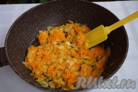 Ставим сковороду с овощами на огонь и, помешивая, обжариваем на среднем огне до прозрачности лука.