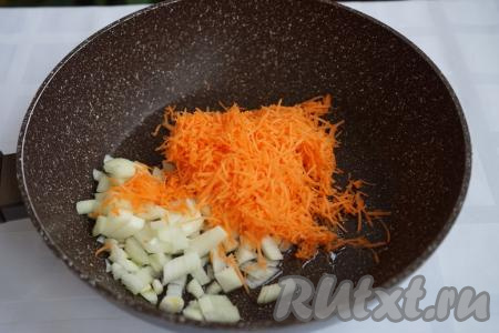 Очищаем и натираем на мелкой тёрке крупную морковь, добавляем её к луку.