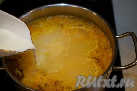 Варим на среднем огне суп с тыквой и картошкой до готовности овощей. В зависимости от размеров нарезанных кусочков, это может занять 15-20 минут. После этого вливаем в суп сливки, солим по вкусу и варим ещё в течение 10 минут.