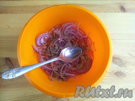 Добавить соль, сахар, паприку, хмели-сунели и уксус, перемешать филе с луком и специями.