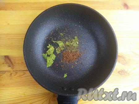 Горошинки душистого перца и можжевельника растолочь в ступке, лавровый лист разломать руками, выложить их на сковороду, добавить растительное масло, нагревать на среднем огне до потемнения специй (в течение 5 минут).