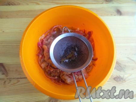 Горячее масло со специями вылить в миску через сито поверх куриного филе с луком, специи удалить. Перемешать хе, накрыть крышкой и поставить в холодильник на одни сутки для маринования.