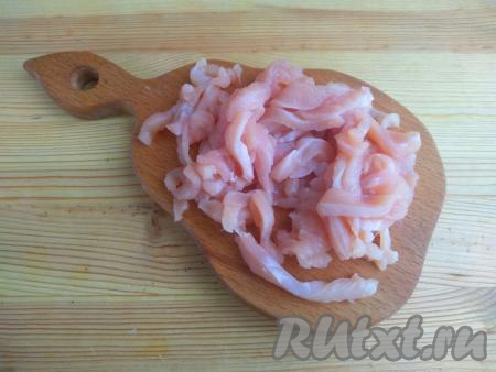 Куриное филе&nbsp;промыть в проточной воде, обсушить и нарезать тонкой соломкой.