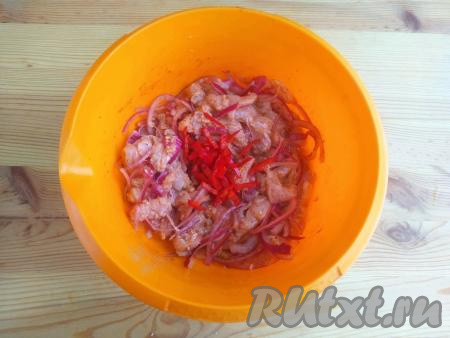 Горький перец очистить от семян, нарезать мелко, выложить в миску.